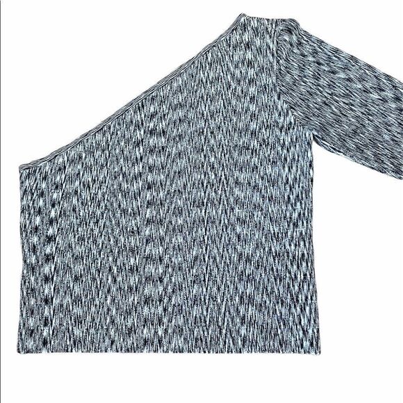 Guess Single Asymmetric arm Top large NWT - Picture 3 of 7